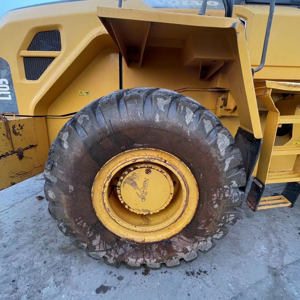 Volvo L105 Wheel Loader Factory Direct Sale Mini Loader 4 Ton Payload New Used Condition PLC Bearing Bucket 1 Year