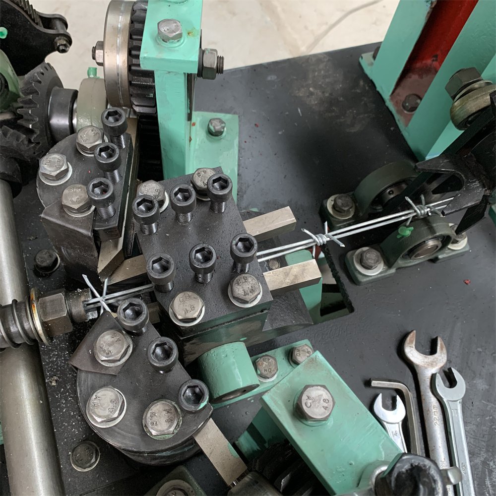 China Manufacturer High Capacity Kenya Cs-a Cs-b Cs-c Automatic Reverse Twisted Galvanized Barbed Wire Mesh Making Machine