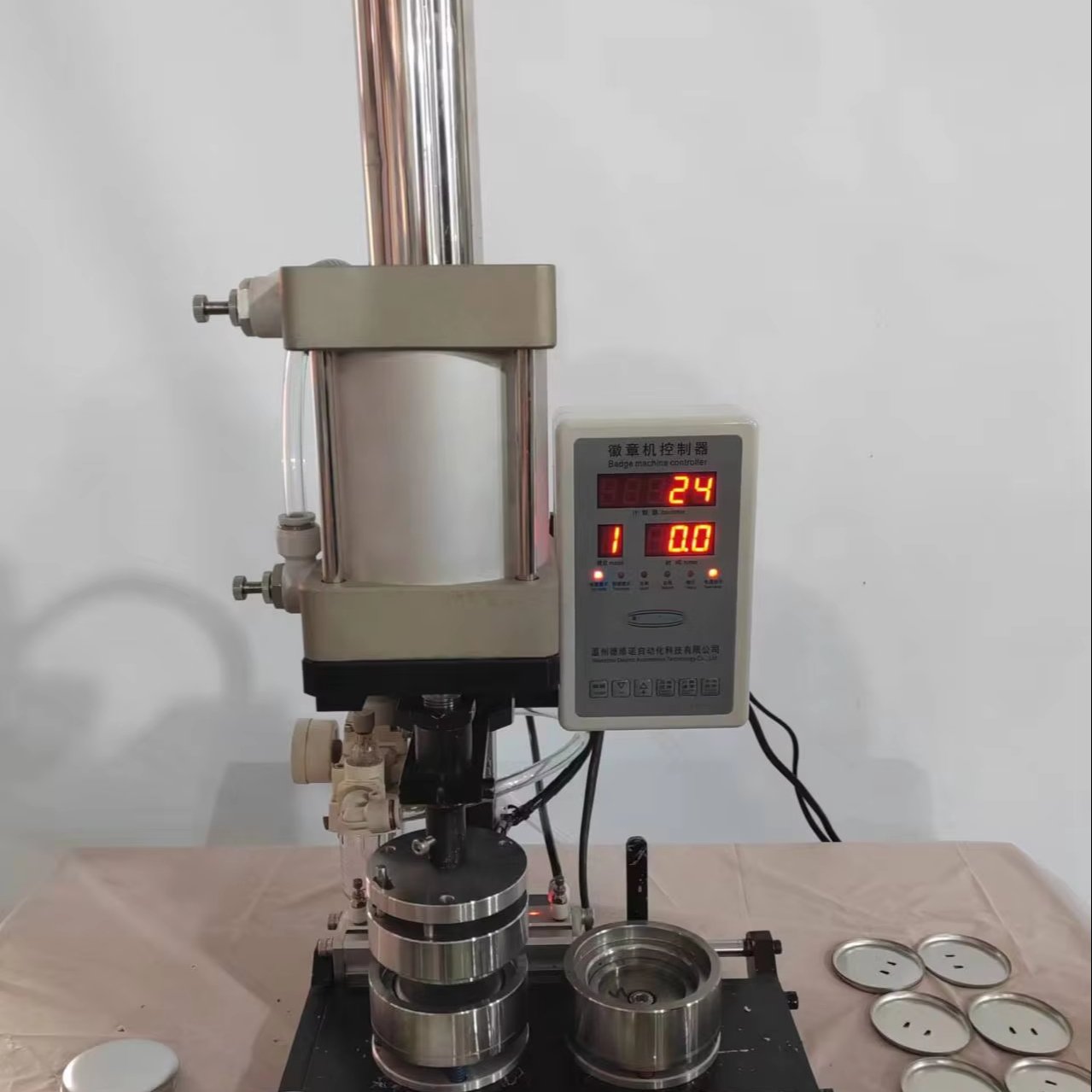 Made in China Left-right Semi-automatic Badge Making Machine Easy Semi-automatic Badge Making Machine For Diy