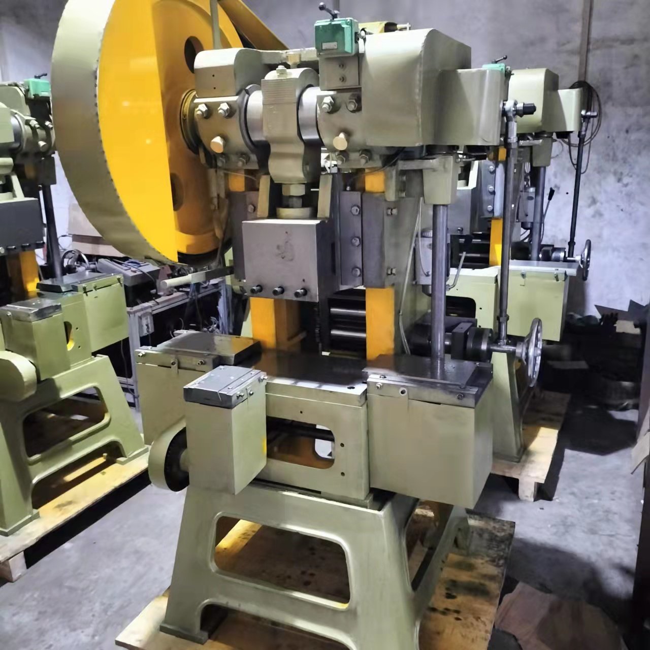 Auto metal snap button punching machine jeans pockets spring buckle single head riveting and closing inserting insertion machine