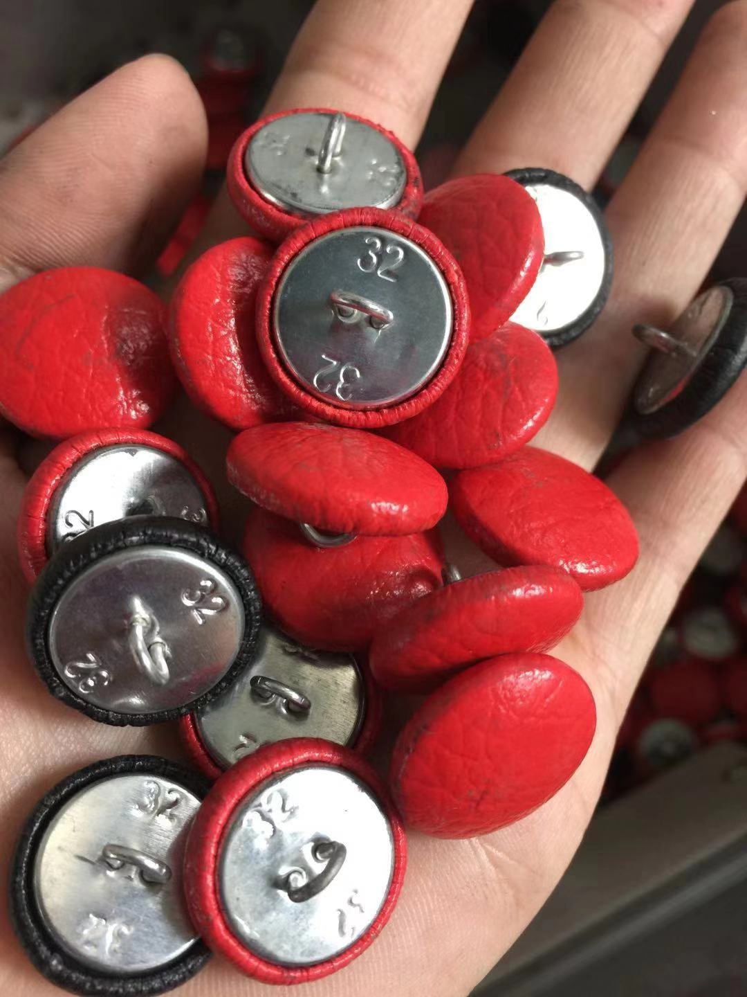 Automatic Cloth Covered Button Making Machine for Sofa / Hat