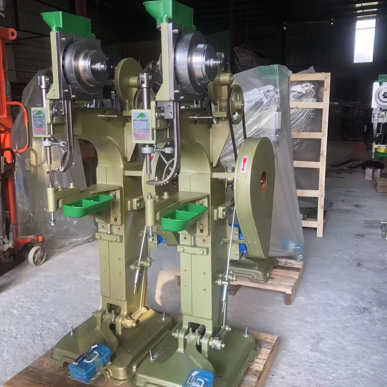 Button Making Machine Durable Automatic Fully Auto.Rivet Machine For Suitcase Chair