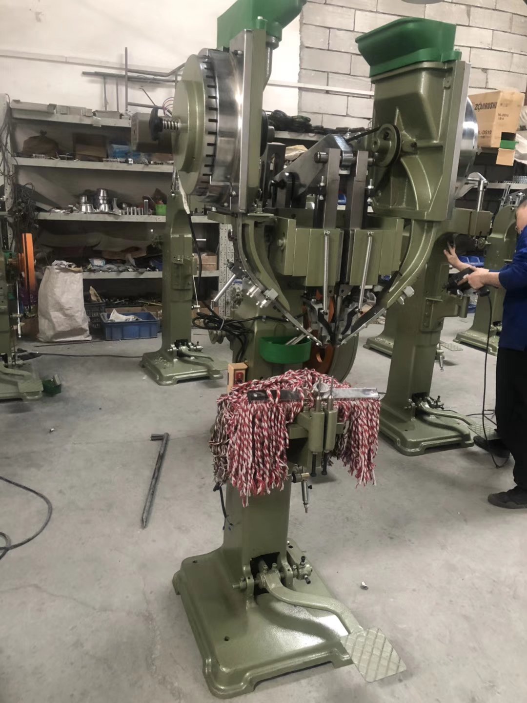 China Factory Riveting machine tubular blind rivet auto feed Rivet machine for baby carriage trolley Chair