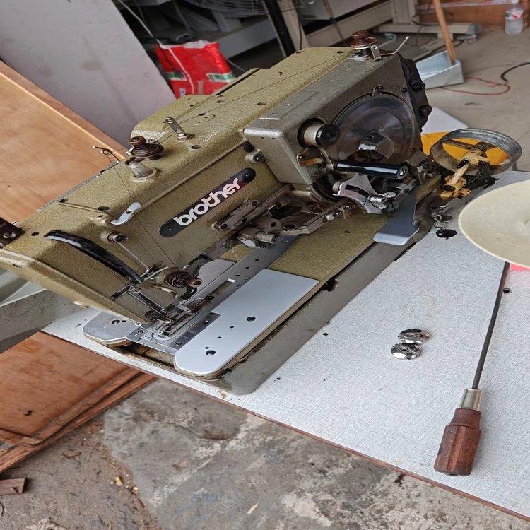 Used BRATHER LH4-B841 made in Japan straight button hole making sewing machine for T-shirt