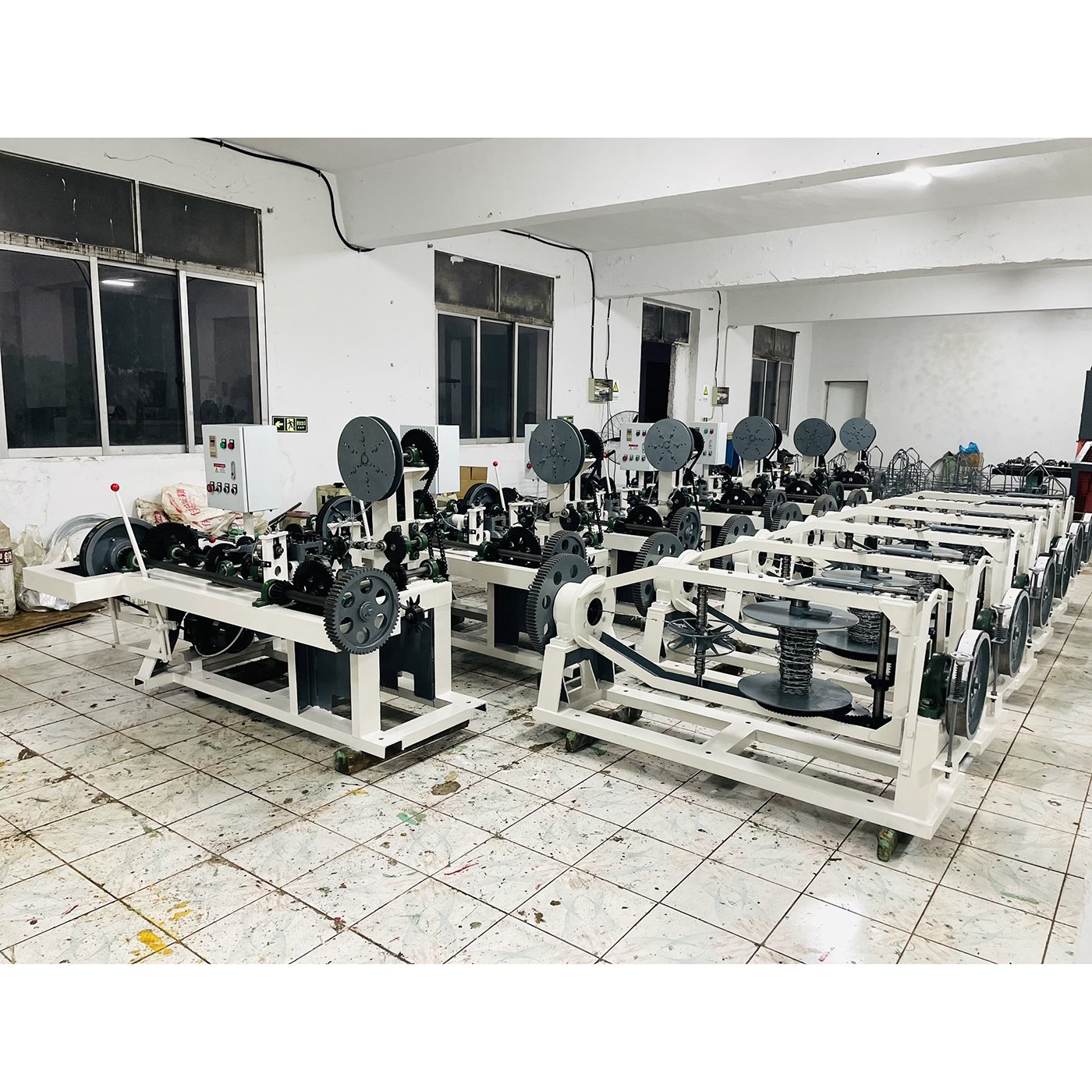 Factory hot sale galvanized steel stainless barbed wire fence making machine with China best price
