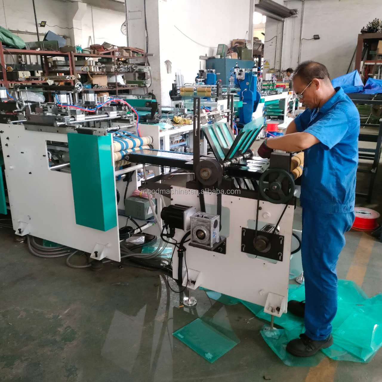 Button document bag making machine This machine is a professional machine designed for the W209 button file pocke
