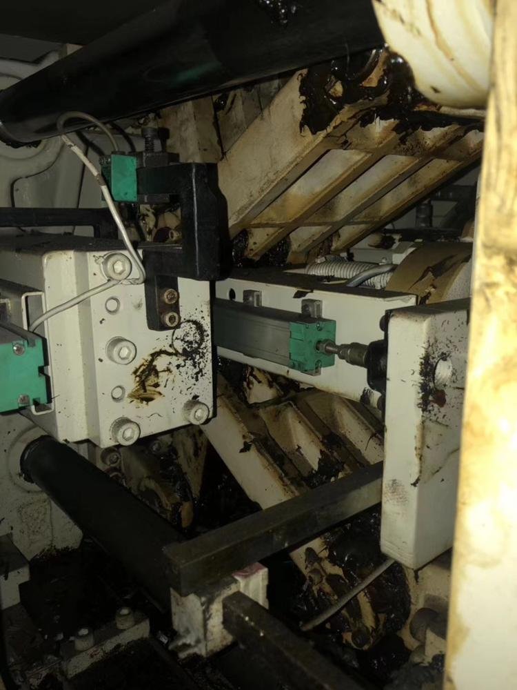 low price small products automatic plastic shirt button maker making machine price injection molding machine