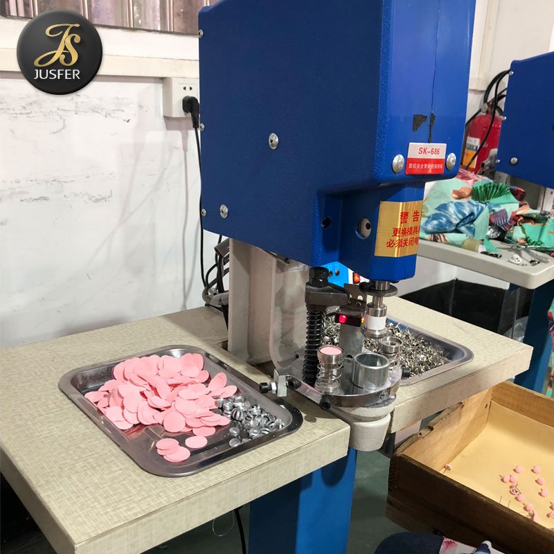 Semi-Automatic button making machine to cover buttons cover buckles machine