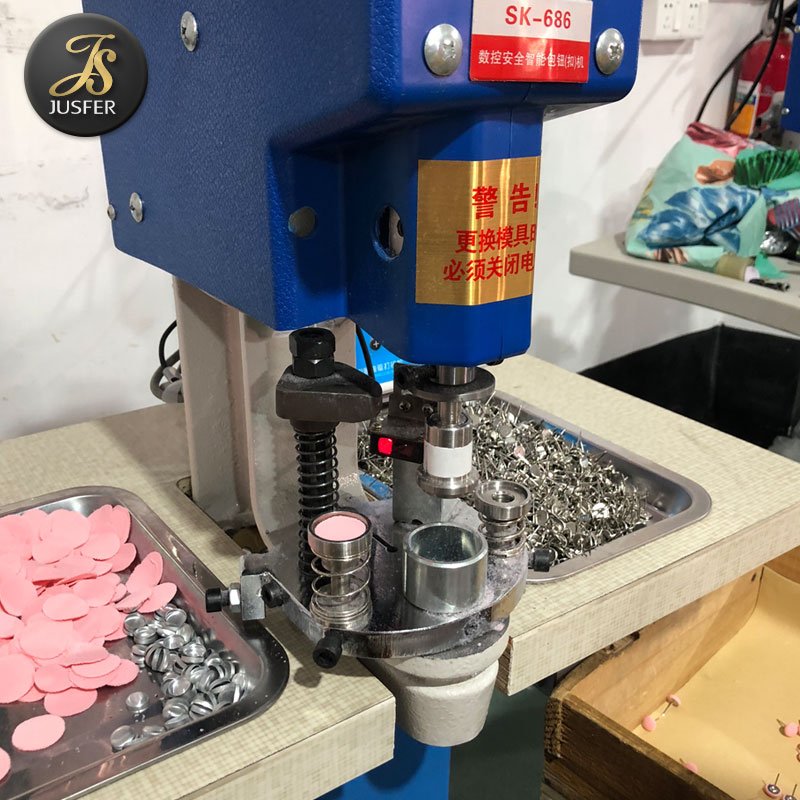 Semi-Automatic button making machine to cover buttons cover buckles machine