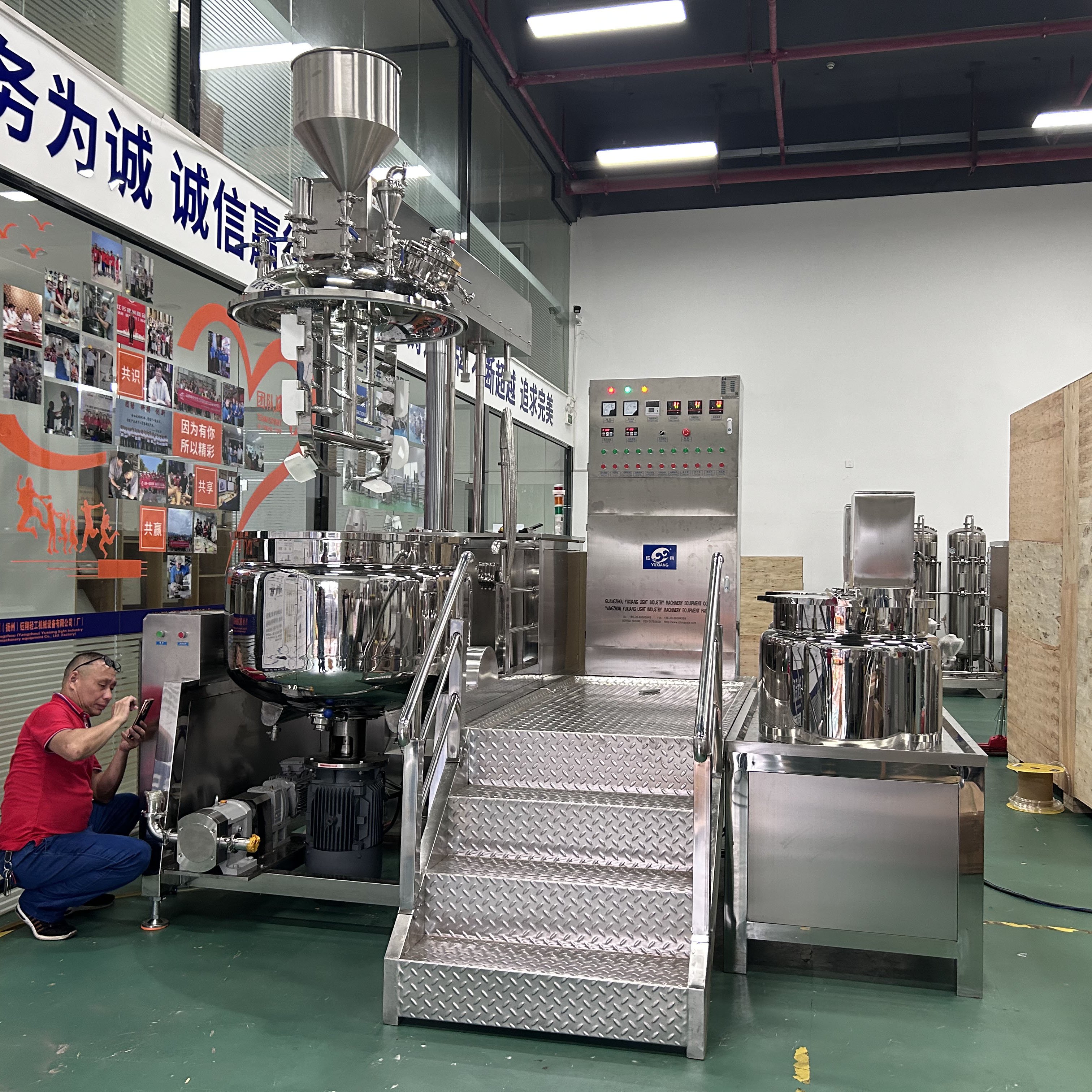 Hot Selling Steel Cream Emulsifying Machine Cosmetics Production Homogenizer with Mixing and Vacuum Capabilities