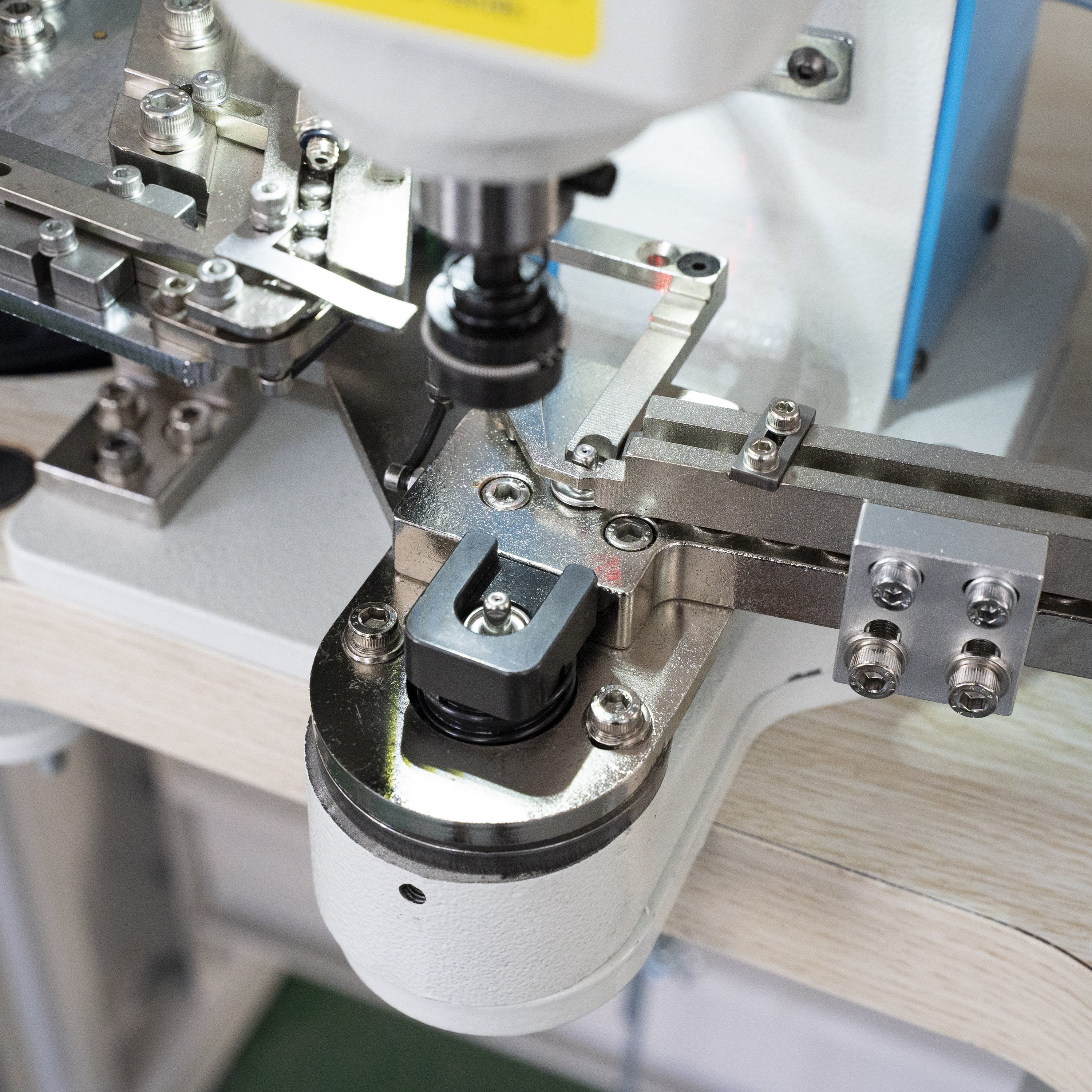 Newly designed in 2024 Computer fully automatic button binding machine Suitable for binding iron buttons, plastic buttons B-818