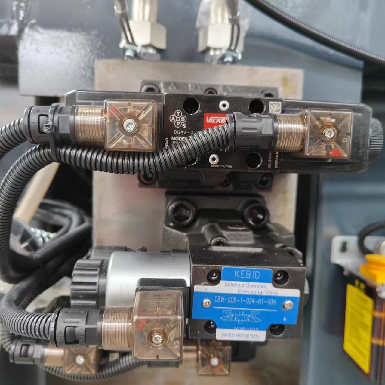 Plastic manufacturing factory in button manufacturing and injection molding machines