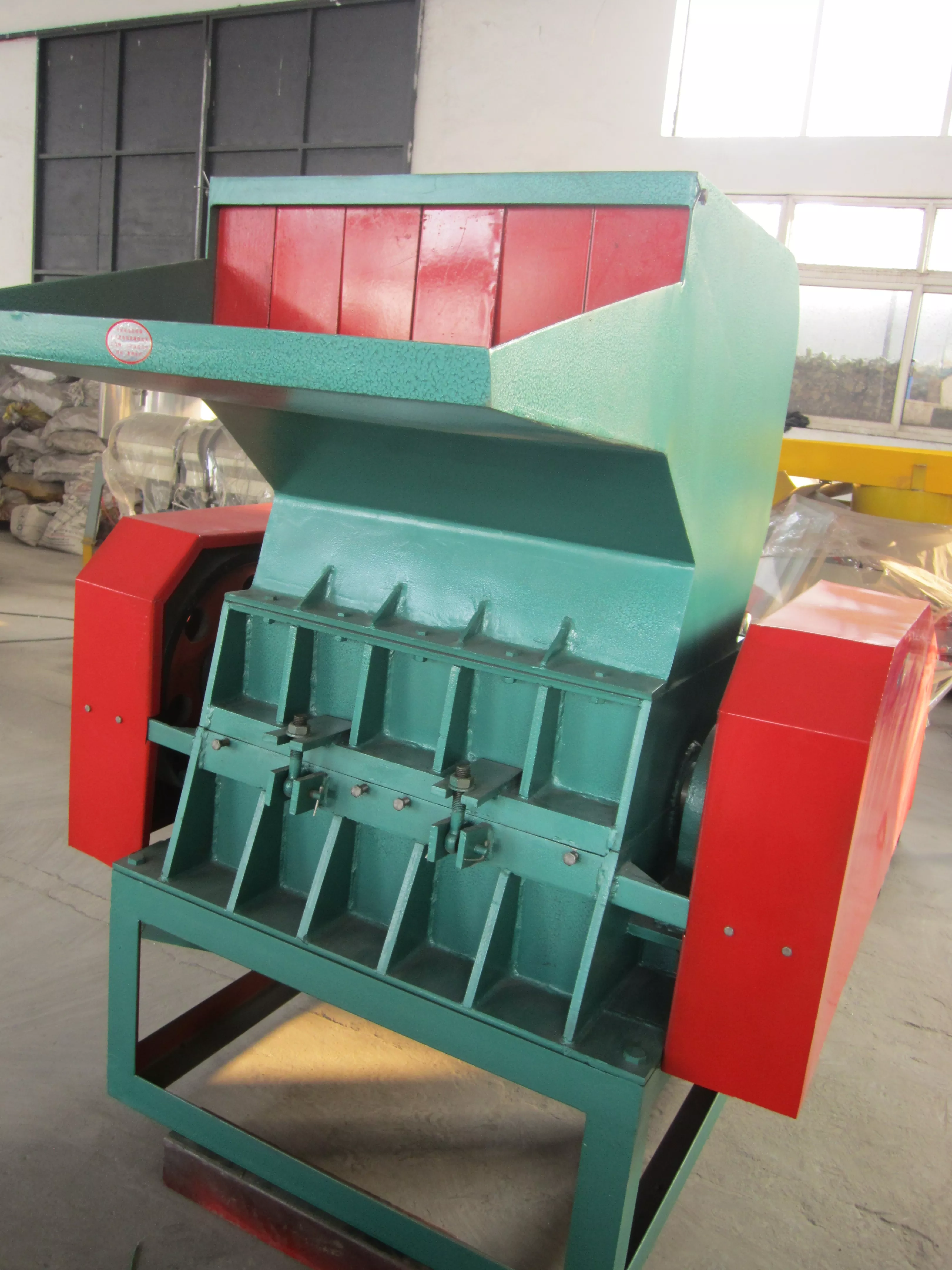 Plastic Bottle Crusher with Shredder Grinder for Recycling Making Machine
