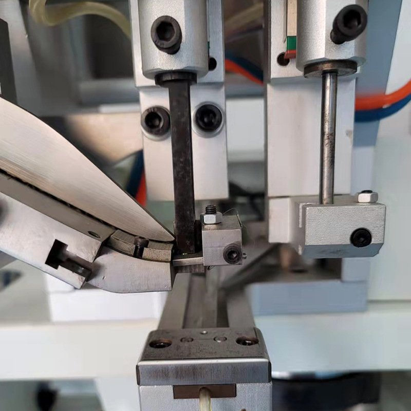 Fully automatic pearl rivet machine for pearl and bead setting