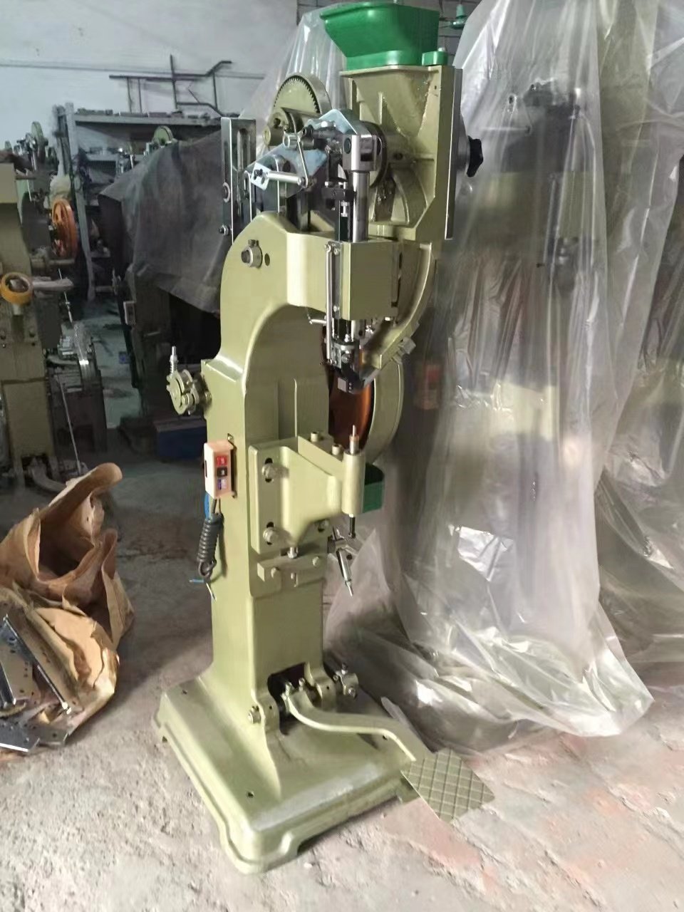 Automatic Riveting Assembling Button Making Machines for Jeans Cloth Snap Button