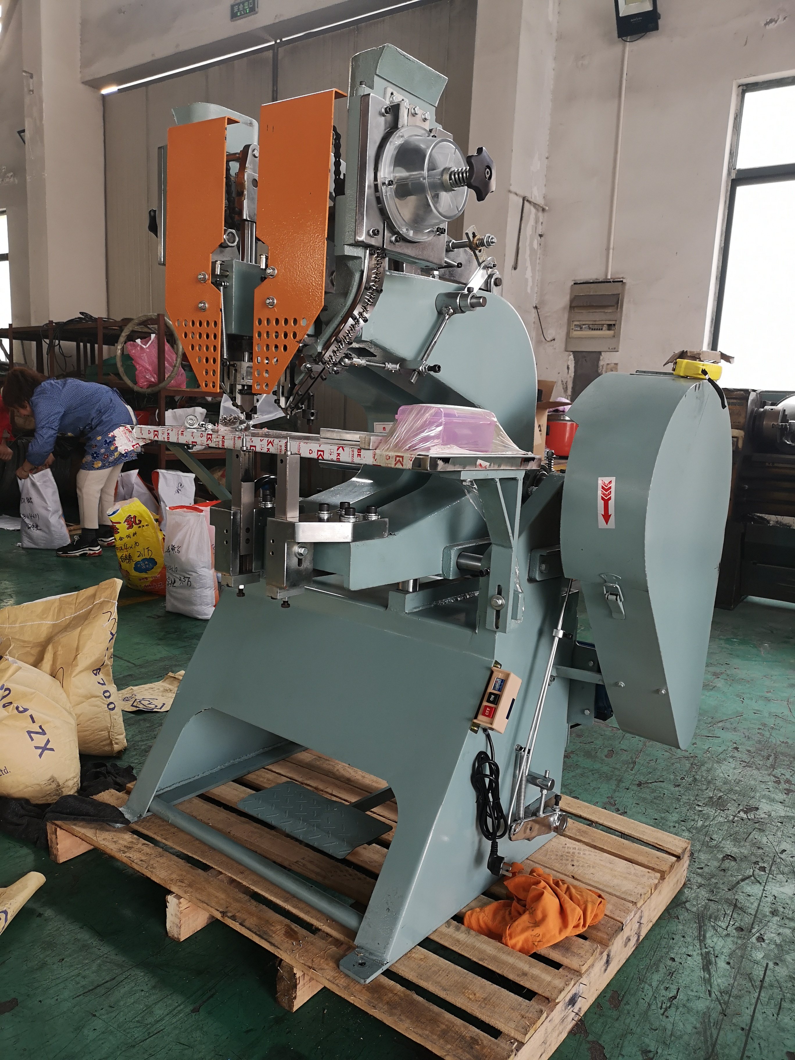 High quality Steel Riveting Machine automatic snap rivet making machine