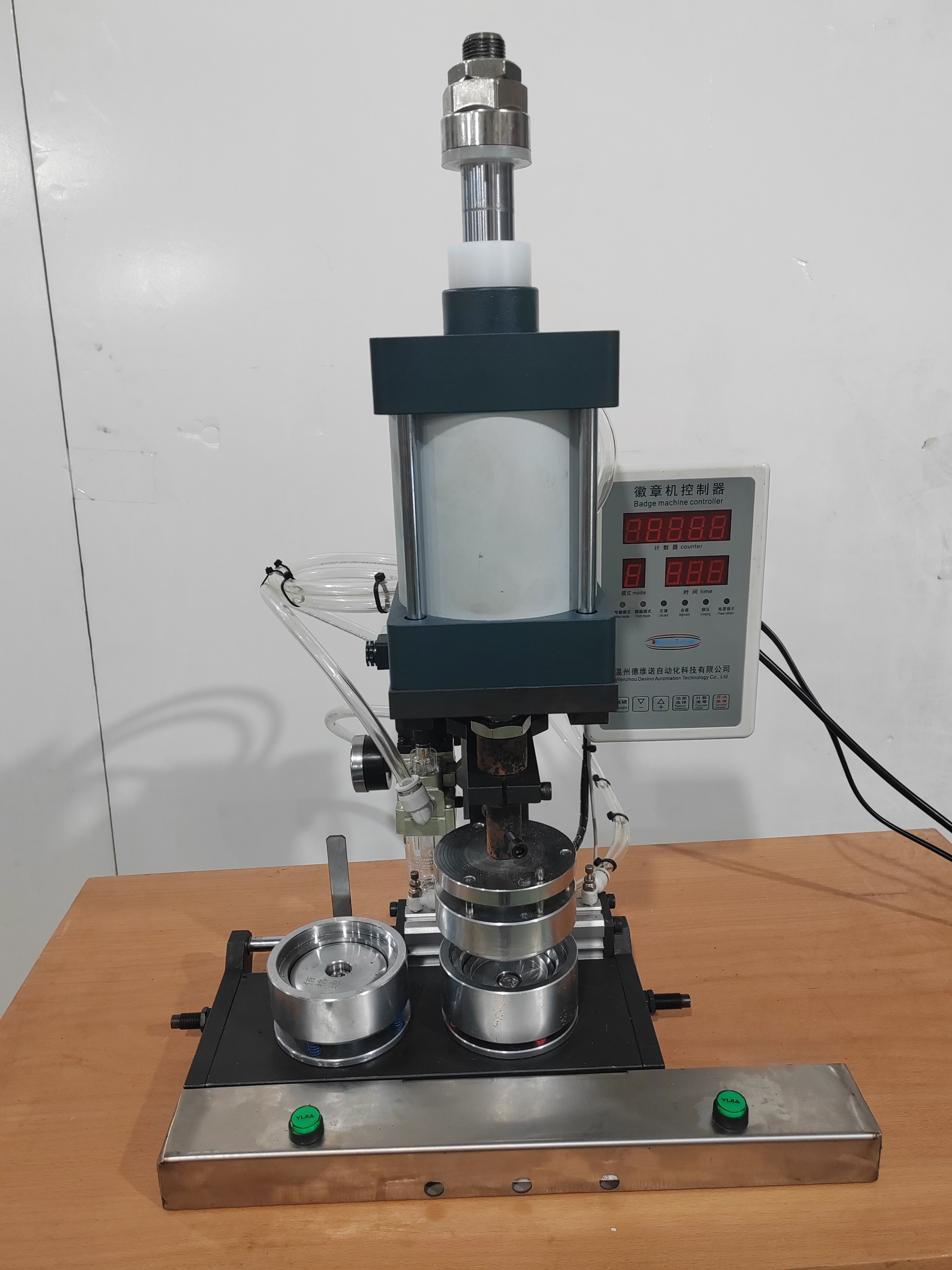 Professional With Good Quality Left-right Semi-automatic Badge Making Machine Easy Semi-automatic Badge Making Machine For Diy