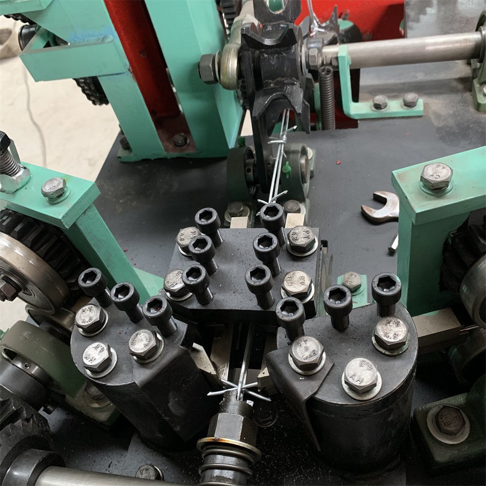 Anping factory hot sale double twisted automatic barbed wire making machine