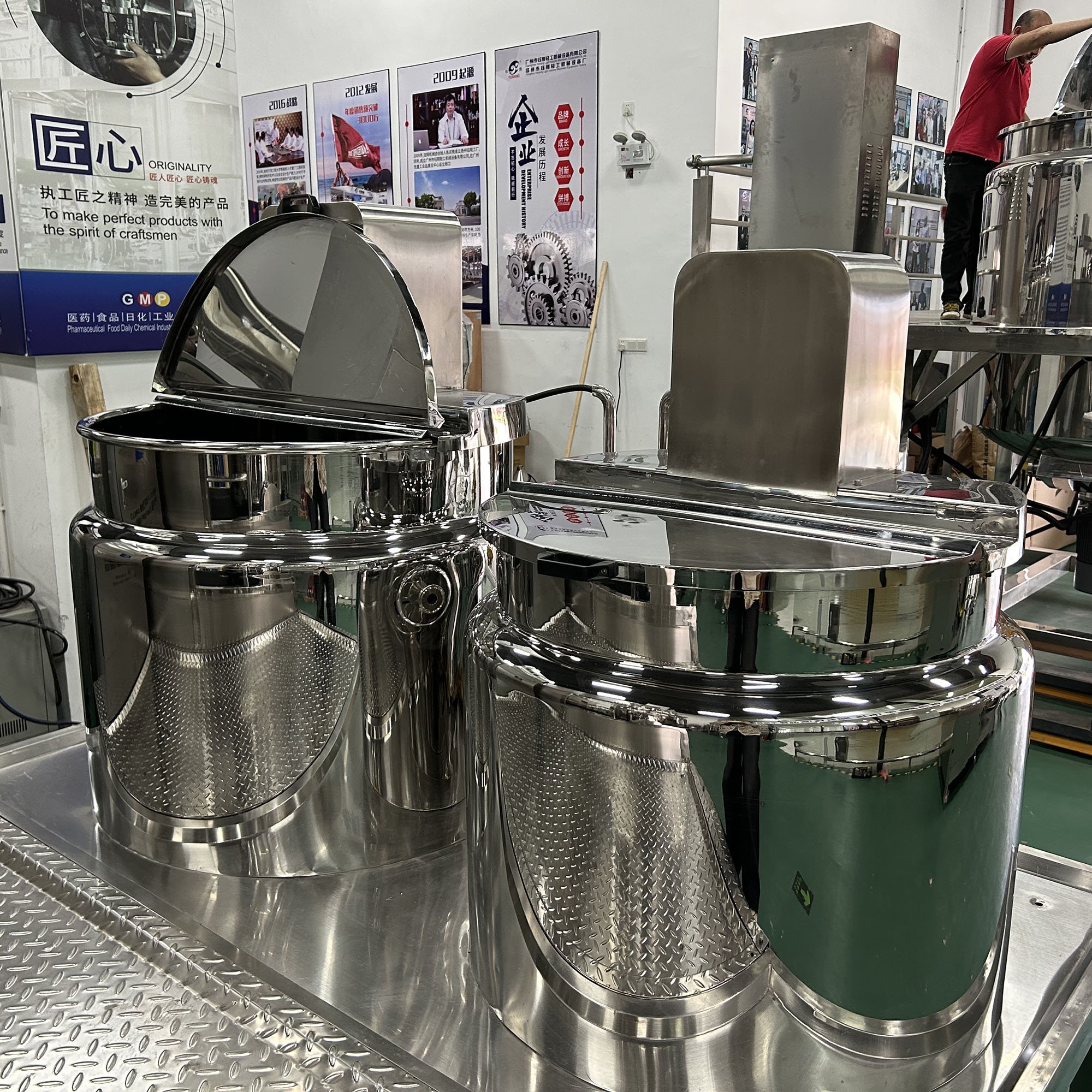 Factory Priced BB Cream Vacuum Mixer Making Machine Line Polishing Liquid Emulsifying Tank Body Lotion Cosmetic Mixing Equipment