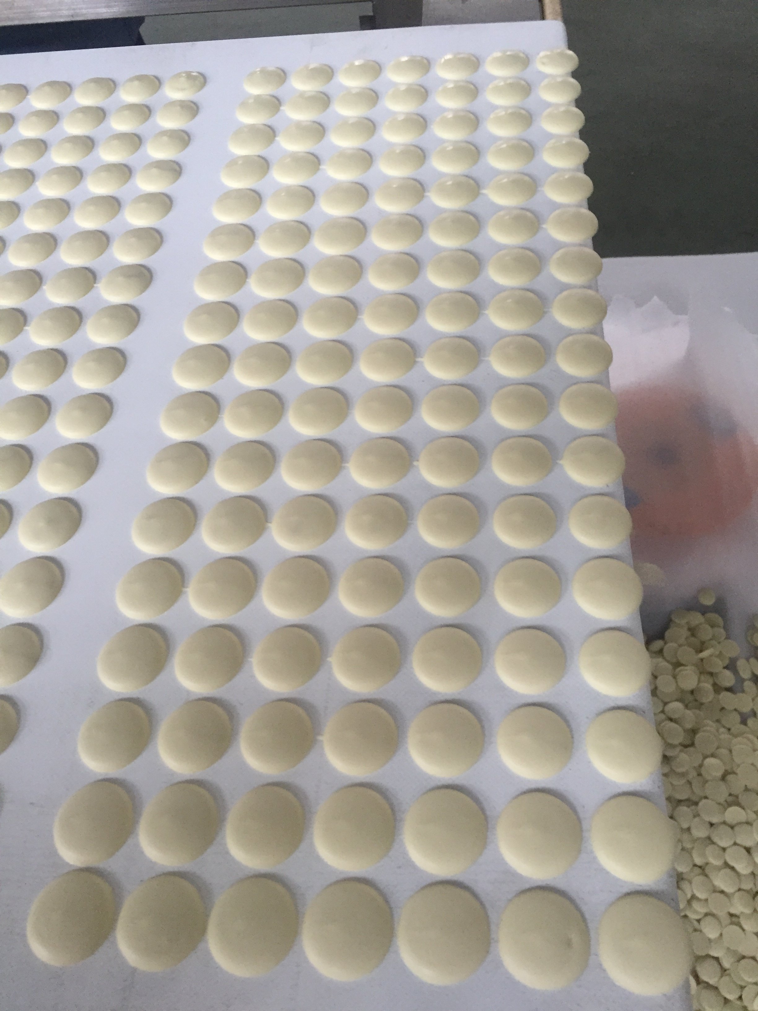QDJ1000 servo depositor chocolate chips production line/chips depositing machine chocolate buttons machine