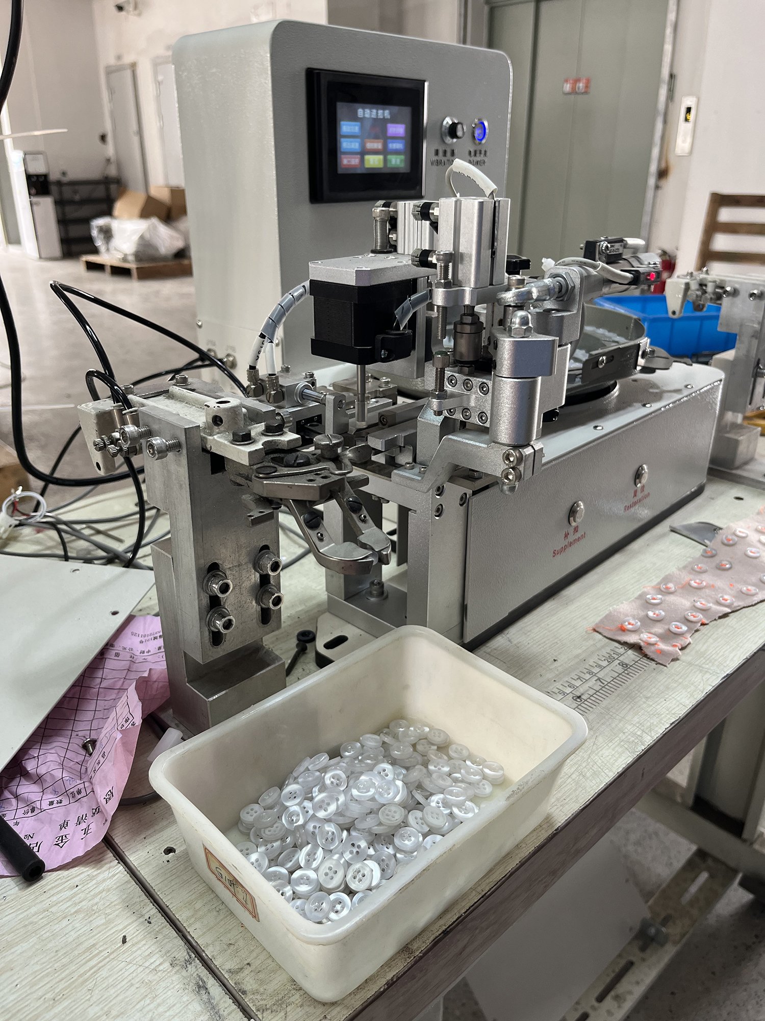 QK-968-1 automatic fabric plastic flat button feeding & making sewing machines price