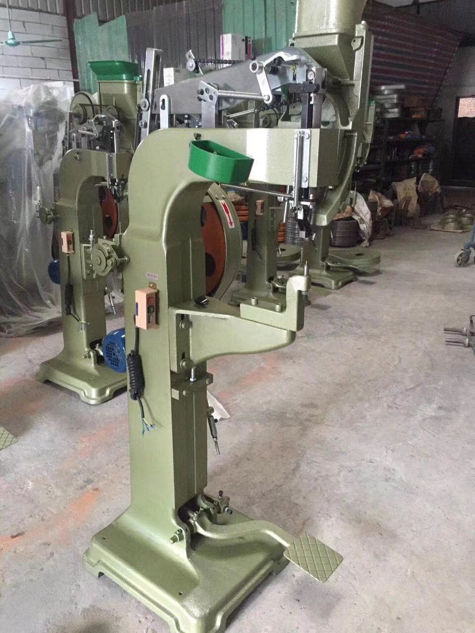 Automatic Riveting Assembling Button Making Machine for Snap Button Jeans Button