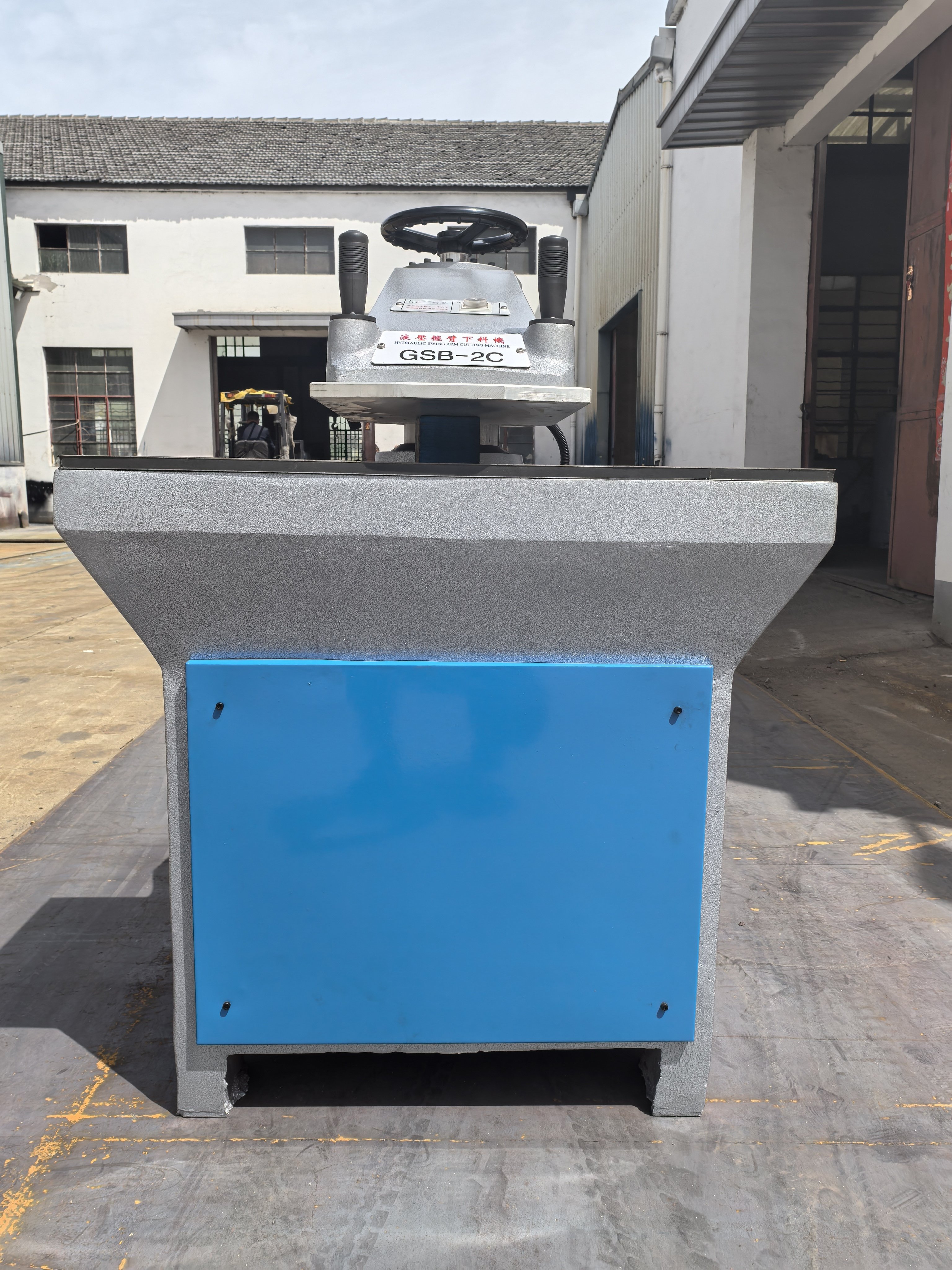 China Supplies XCLP2-120 Hydraulic Cutting Clicker Moulding Machine For Leather Shoes