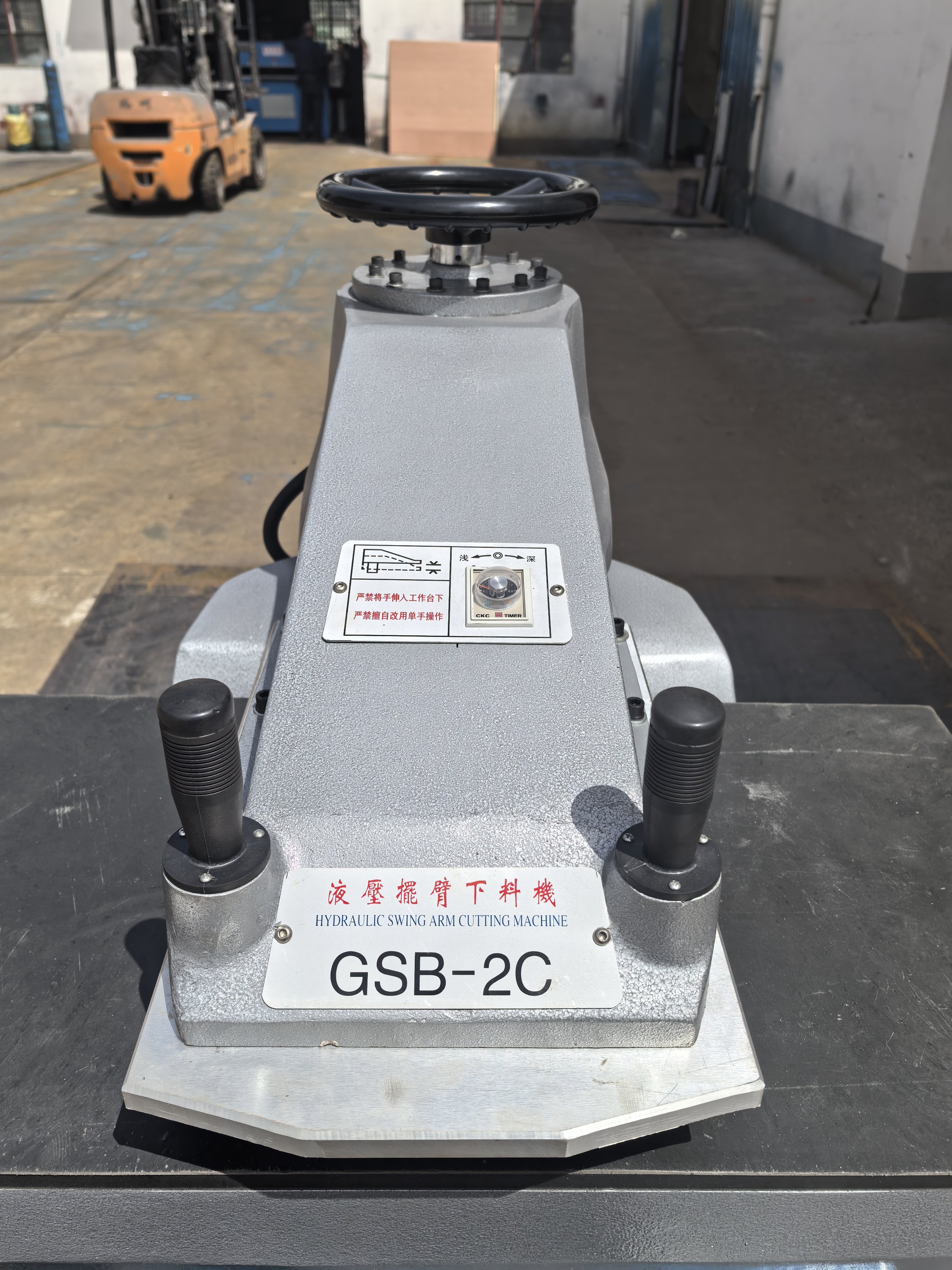 China Supplies XCLP2-120 Hydraulic Cutting Clicker Moulding Machine For Leather Shoes