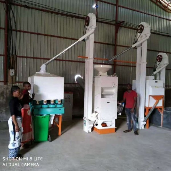 China sb series rice mill machine small rice milling machine emery roll rice mill machine
