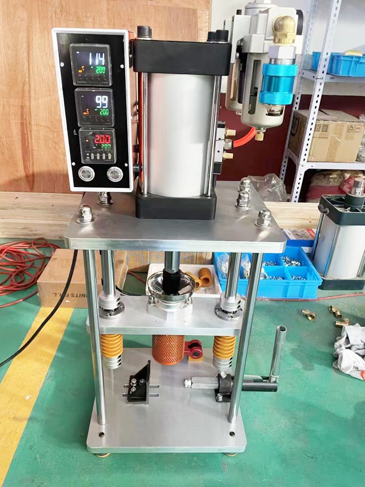 Wholesale New Trends Uniform Plasticization Diy Mini Injection Molding Machine For Small Object Injection Molding