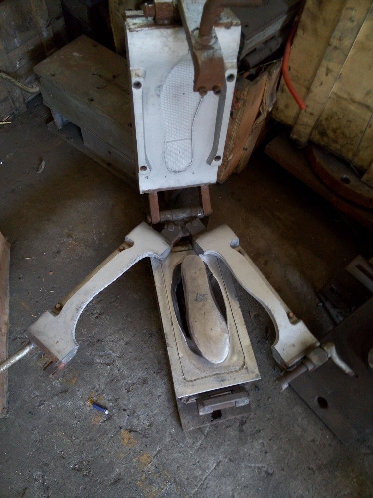 Rotary machinery for making PVC flip flop/sports shoes