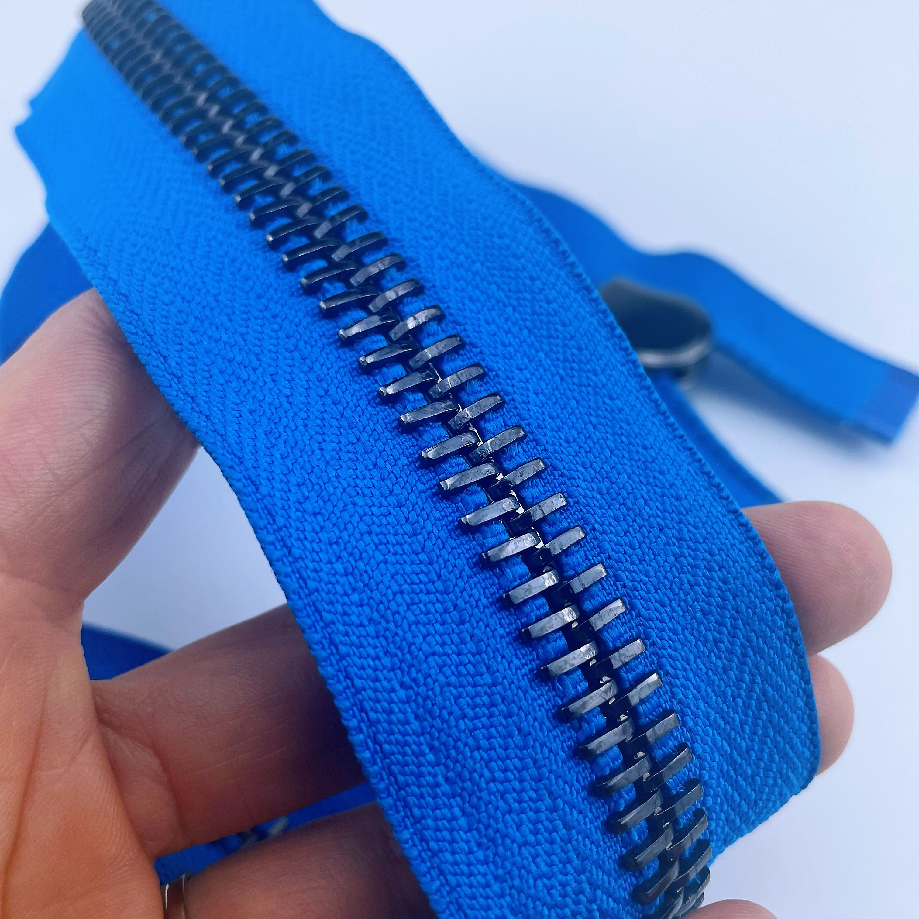 NO. 8 Zippers Accessories Metal Zipper for Garment and Bag Slider Puller Auto Lock Zipper Slider Mould Open End Brass Use Shoes