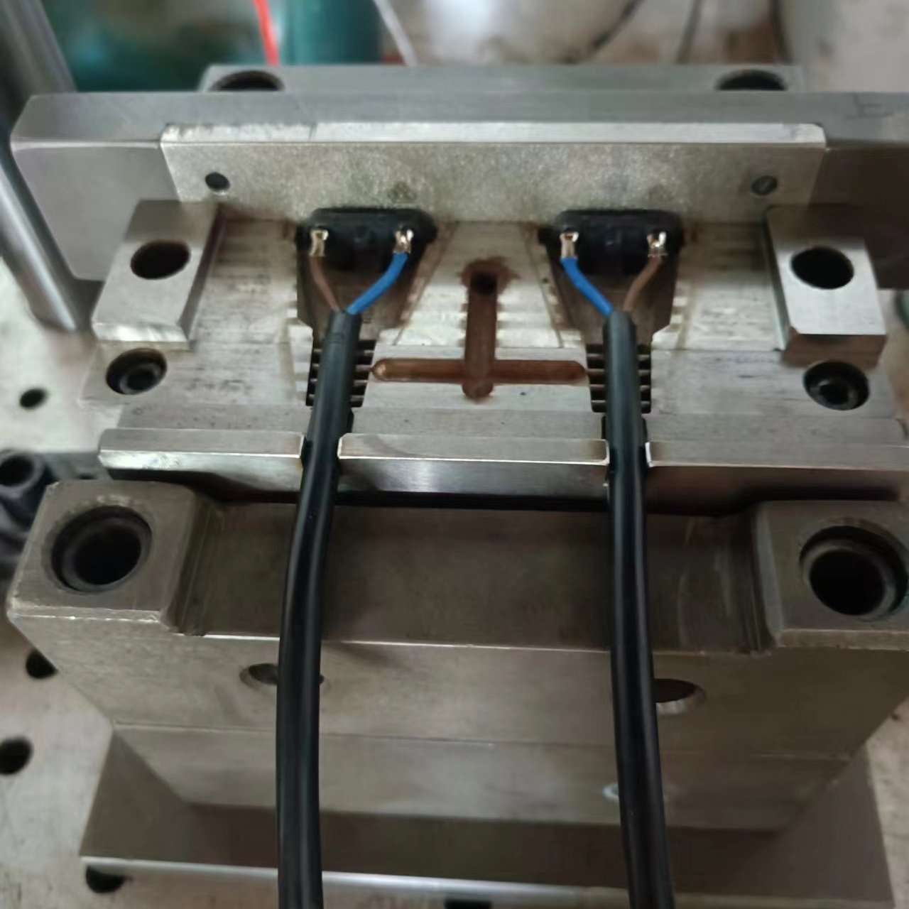 Factory price automatic 55 ton small vertical plastic electronic parts components injection molding machine for USB cable plug