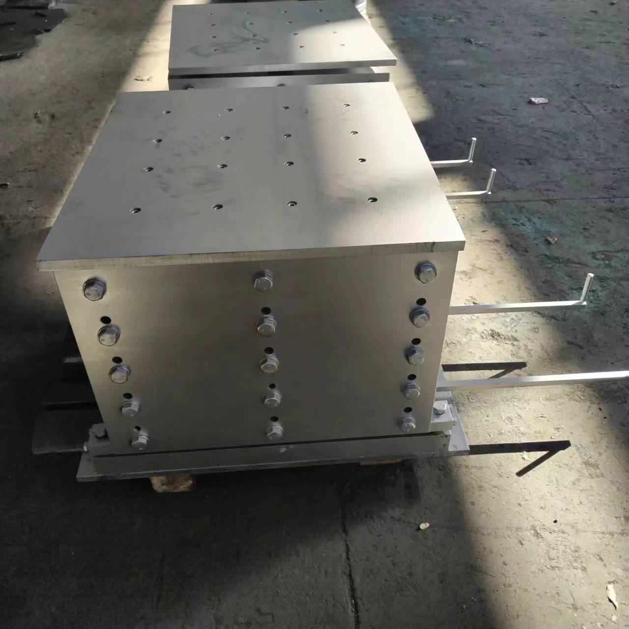 Special equipment for manufacturing automotive friction pads, specialized mold equipment for brake shoes