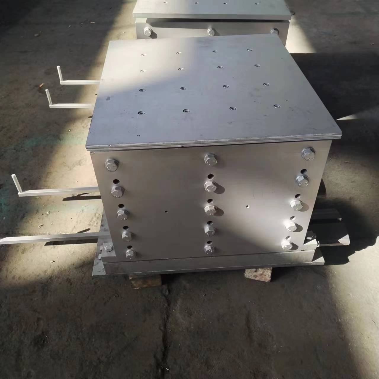 Special equipment for manufacturing automotive friction pads, specialized mold equipment for brake shoes