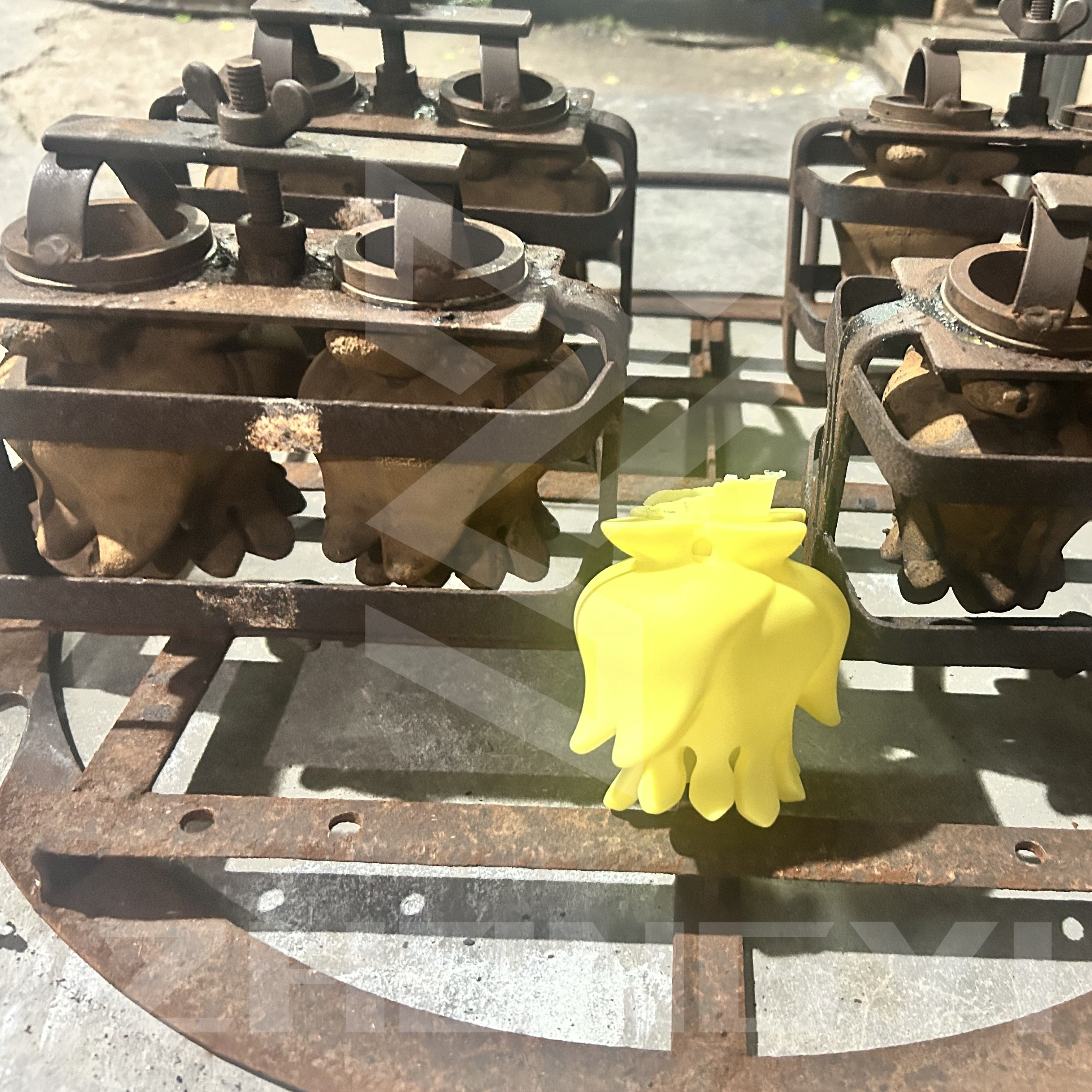 Automatic Pvc Soft Animal Screaming Yellow Chicken Soccer Vinyl Toy Rotomolding moulding Machine