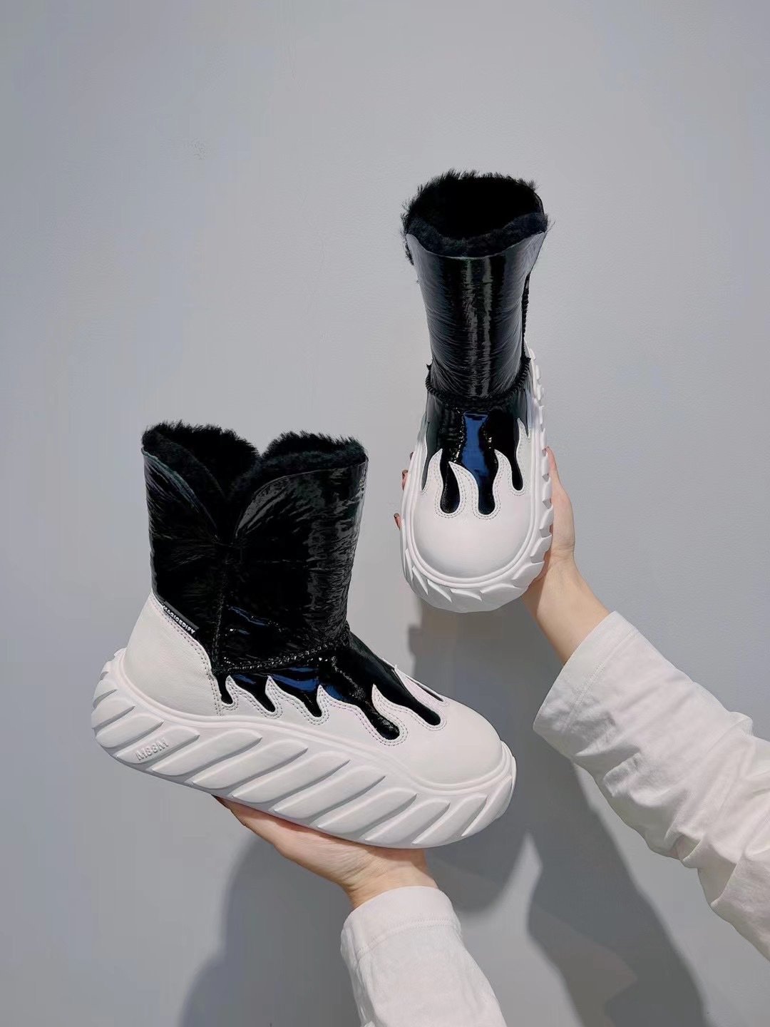 Winter new sheepskin fur snow boots Women's color matching muffin thick soled snow boots fur thickened thermal short boots
