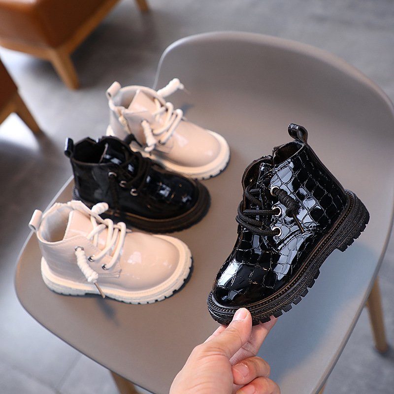 New Fashion Kids Leather Shoes Girls British Style Simple Side Design Non-Slip Short Boots Lacquer Leather Lace Up Soft Soled