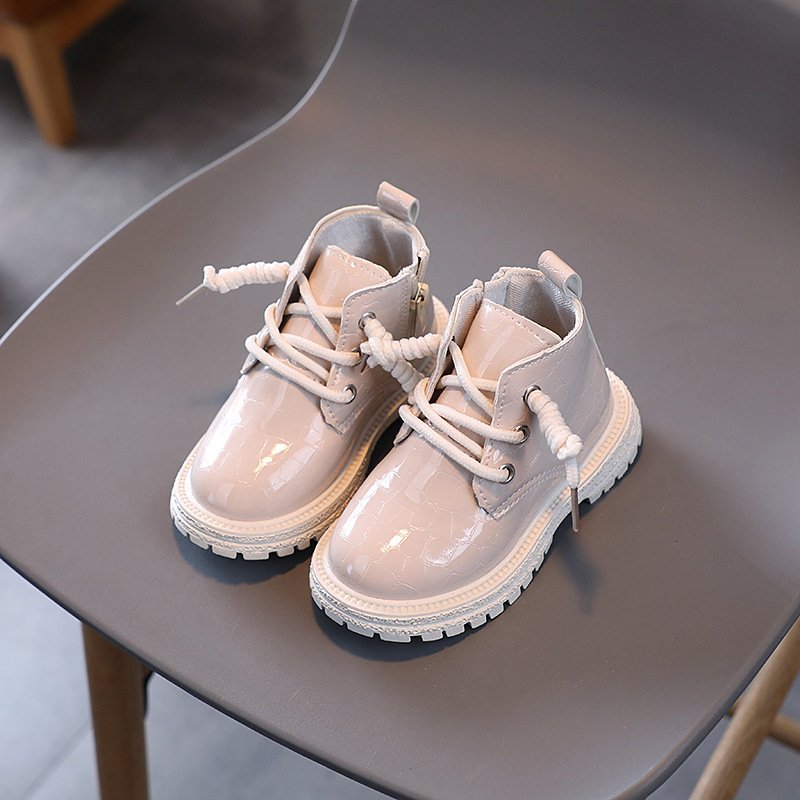 New Fashion Kids Leather Shoes Girls British Style Simple Side Design Non-Slip Short Boots Lacquer Leather Lace Up Soft Soled