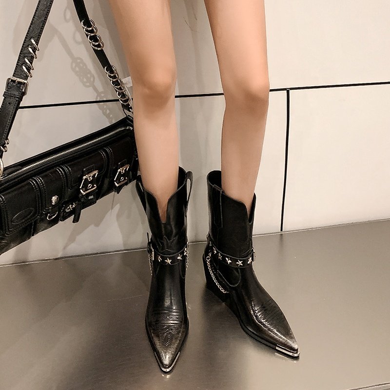 New Arrivals Rivets Buckle Oil Wax Texture Surface Pointed Toe Chunky Heels Embroidered Western Women Ankle Boots