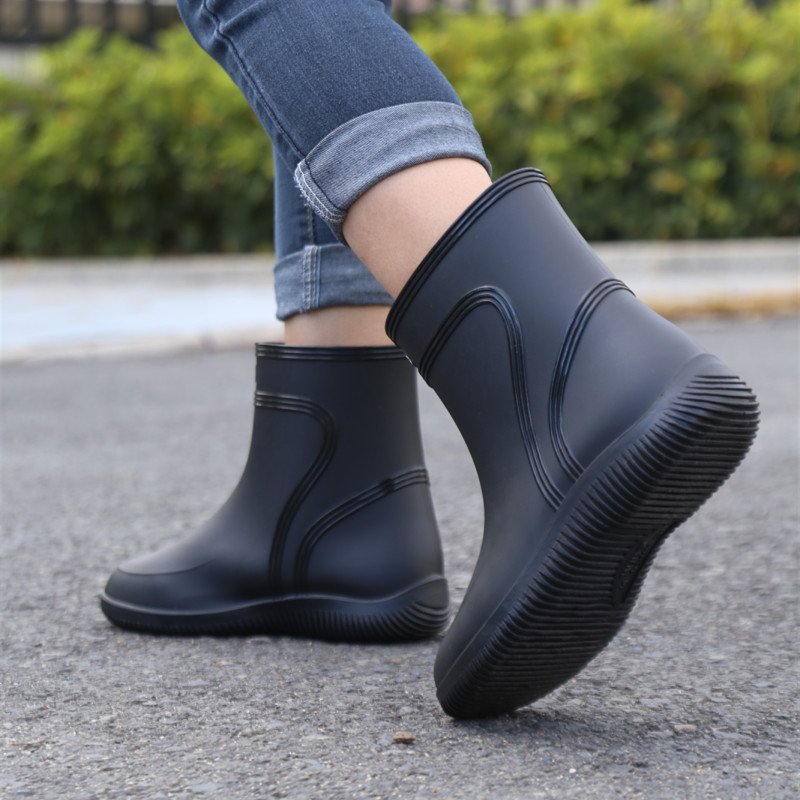 Man Fashion Pvc Working Rain Boots Waterproof Simple Black Rain Midi Shoes For Gentlemen