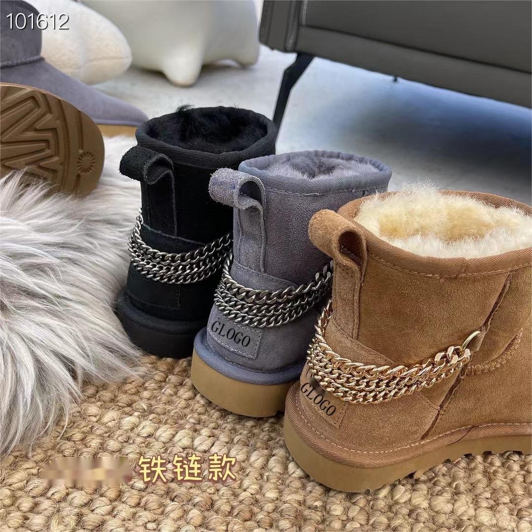 QY7202 2024 Designer's new fall/winter women's boots Classic flat low top metal chain short snow boots