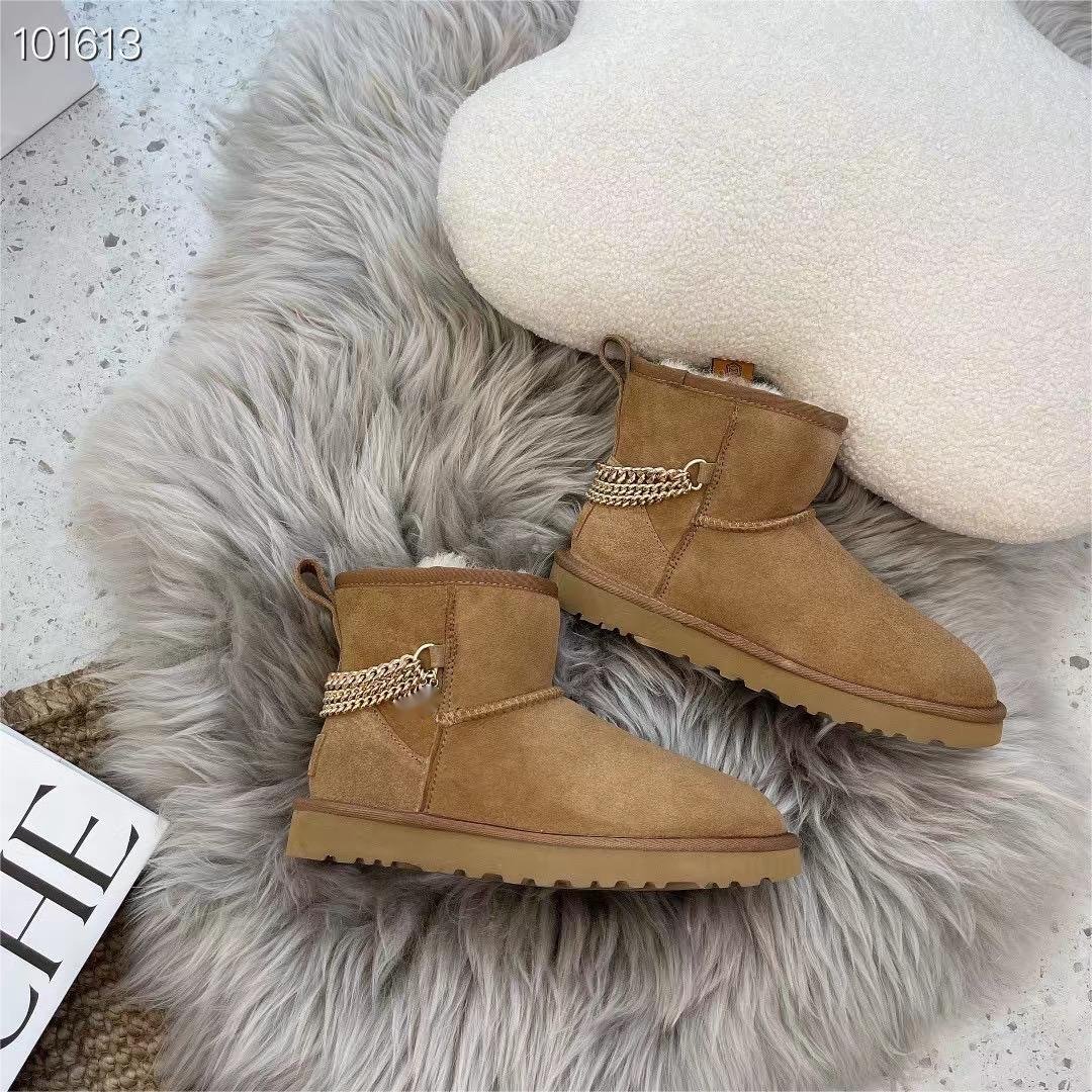 QY7202 2024 Designer's new fall/winter women's boots Classic flat low top metal chain short snow boots