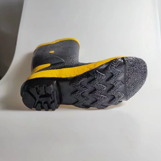 2023 Hot sales factory price anti-smash, anti-puncture, waterproof, wear-resistant 100% rubber boots good price