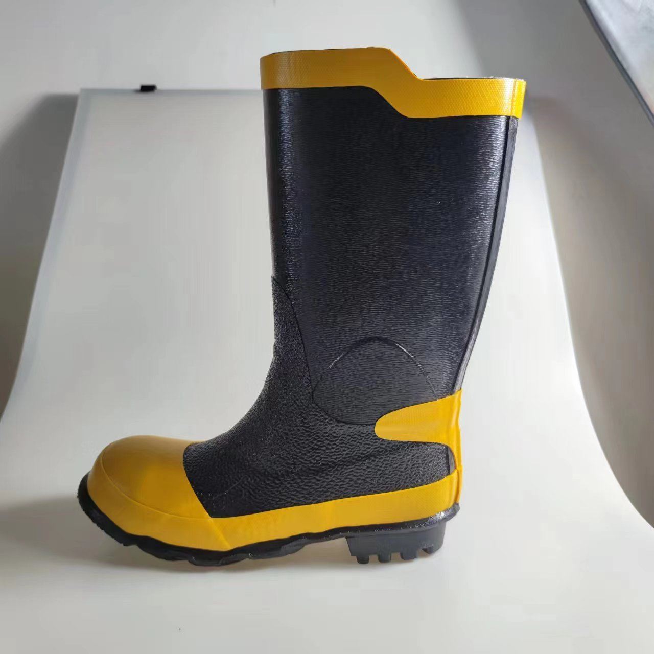 2023 Hot sales factory price anti-smash, anti-puncture, waterproof, wear-resistant 100% rubber boots good price