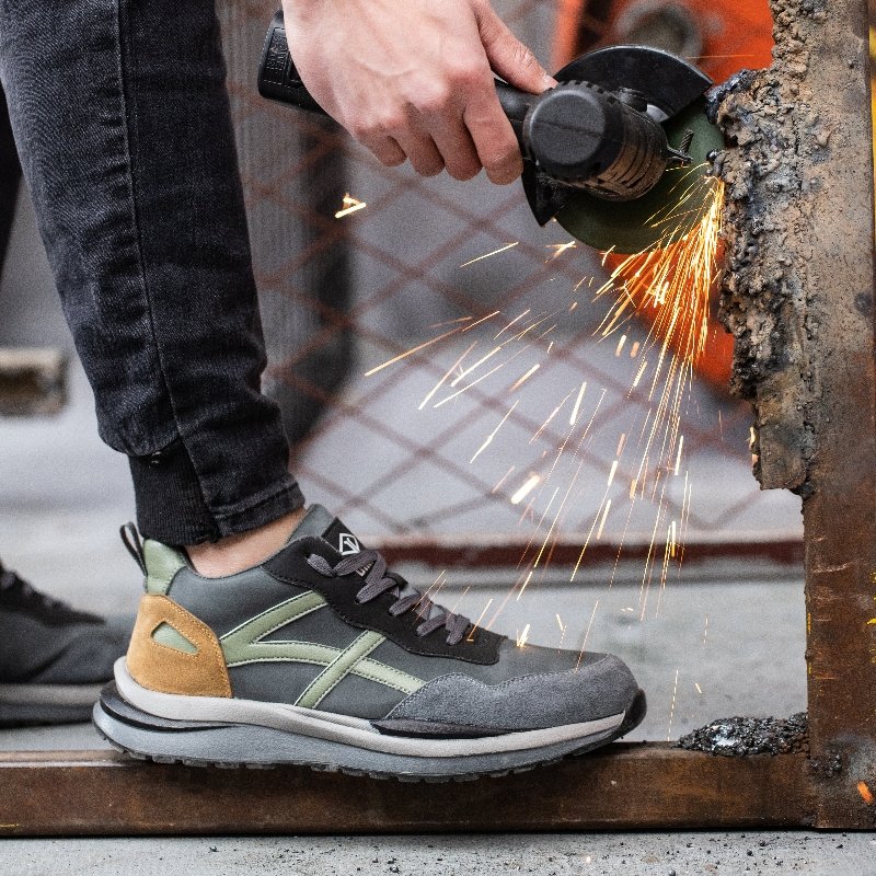 2023 Customized Logo Cowhide Leather Work Anti-Slippery Rubber Safety Boots safety shoes