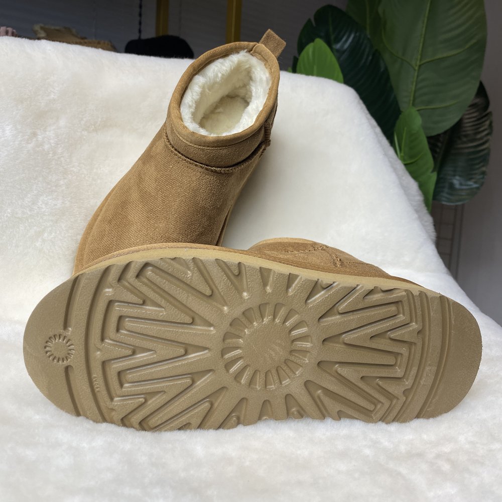 factory custom wholesale real fur sheepskin lining snow boots woman shoes 2022 with button