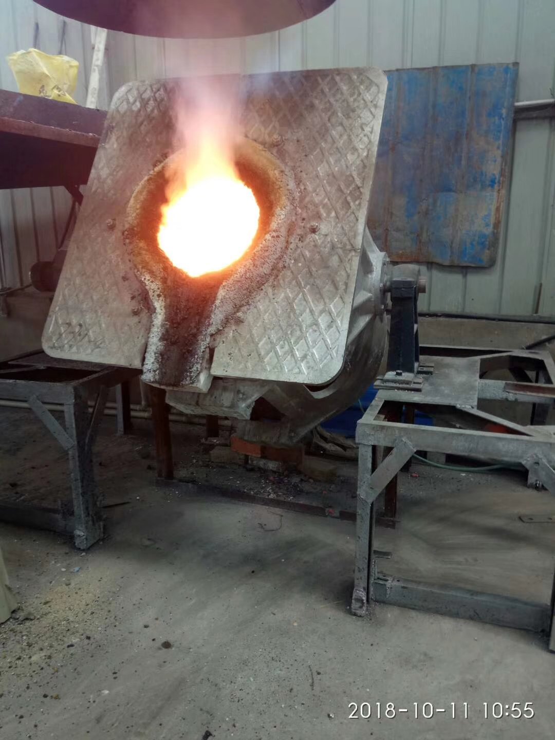 500 kg Foundry Furnace Crucible Furnace Electromagnetic Induction Melting Copper Melting Aluminum Furnace