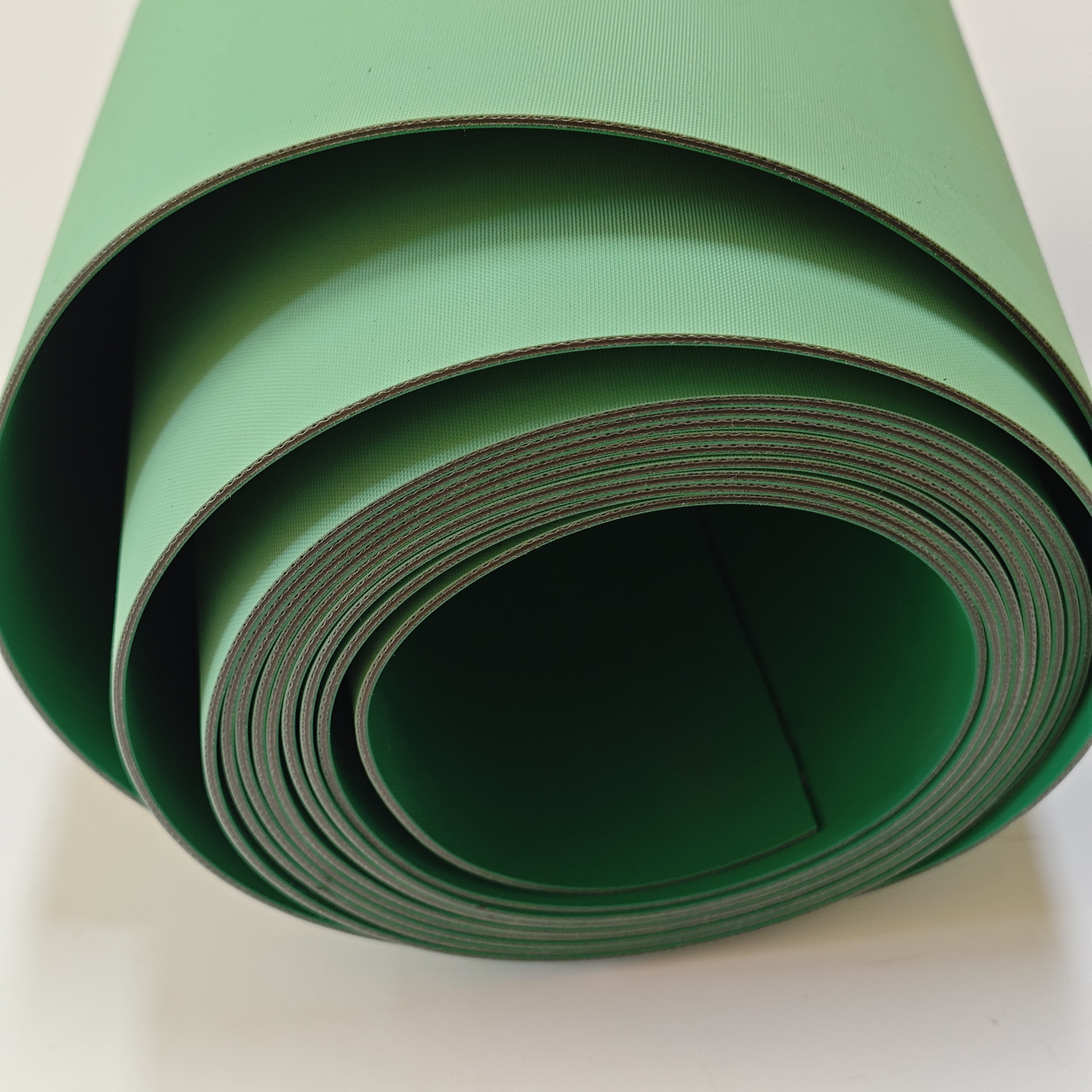 2.5mm thickness is not easy to break and antistatic nylon layer scraping joint flat belt drive belt