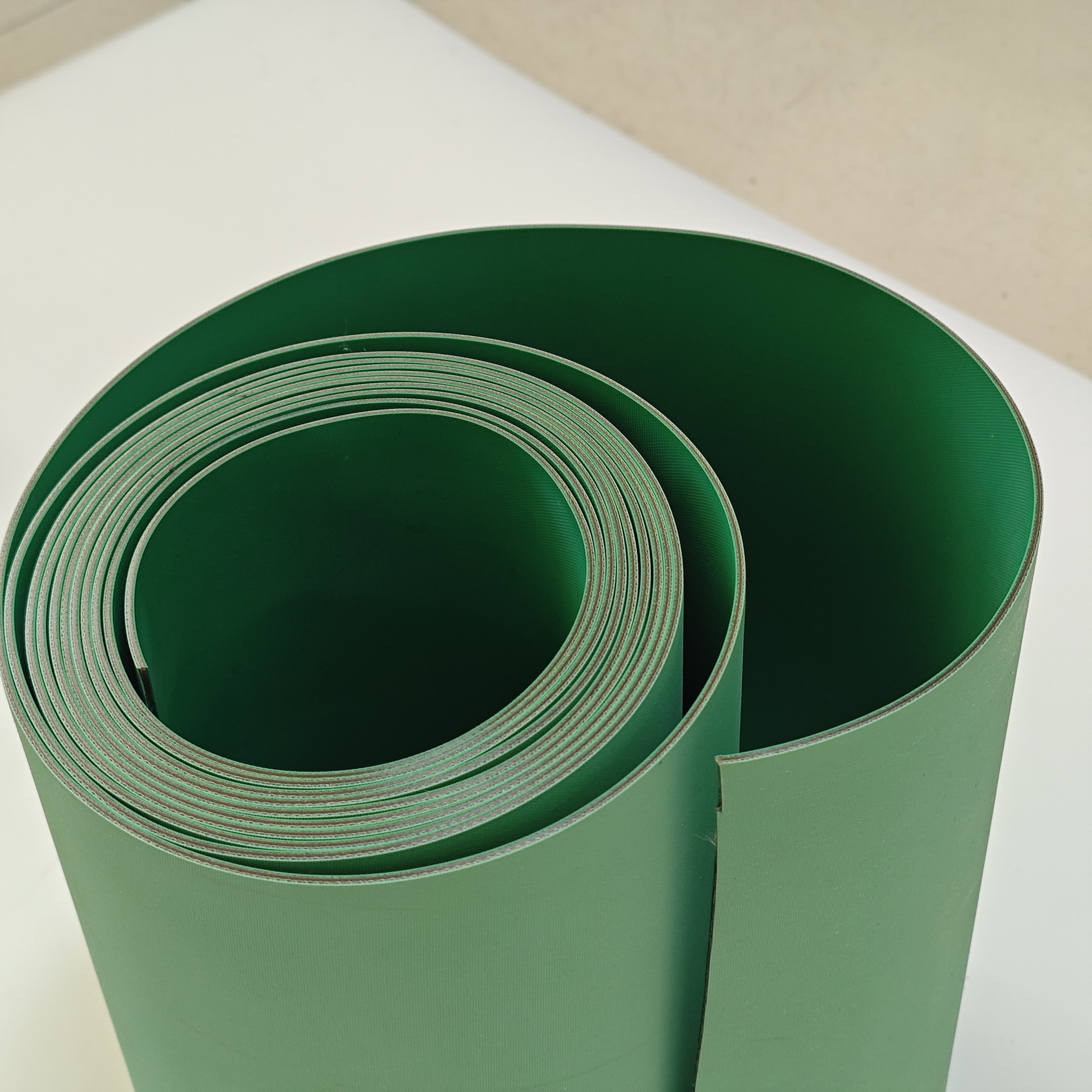 2.5mm thickness is not easy to break and antistatic nylon layer scraping joint flat belt drive belt